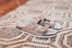 Birkenstock et santé du pied : entretenir ses semelles pour garder le bon maintien