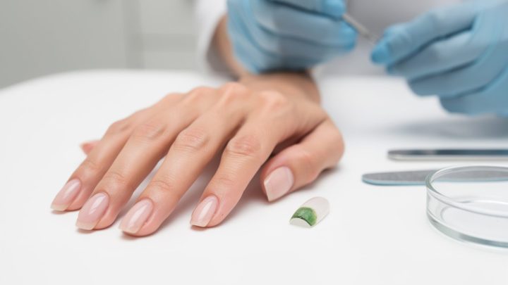 découvrez pourquoi une coloration verte apparaît sous les faux ongles et comment réagir : retirer la pose, garder l’ongle sec et consulter si besoin.